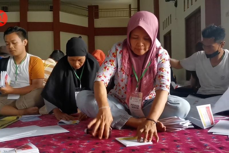 Kpu Karanganyar Libatkan Pekerja Sortir Dan Lipat Surat Suara