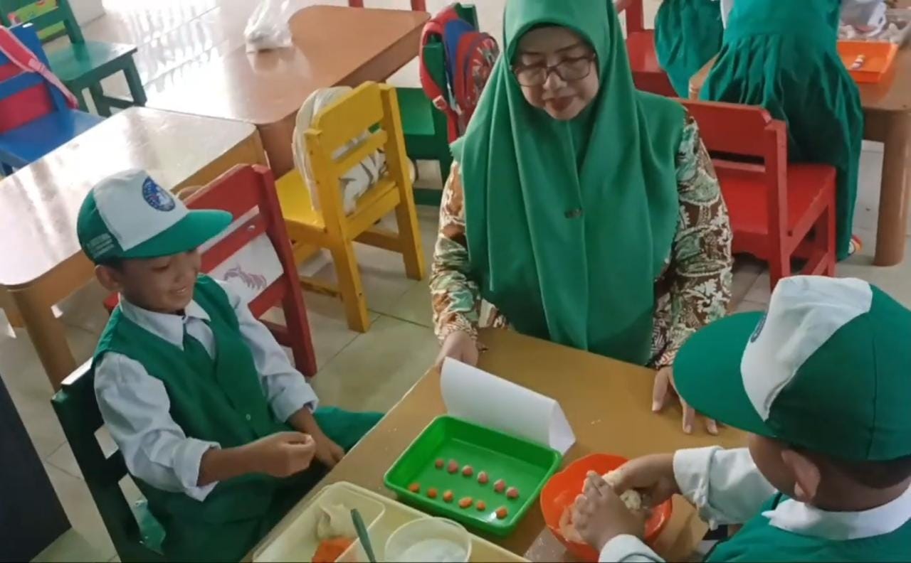 Peningkatan Kemampuan Motorik Halus Melalui Kegiatan Bermain Playdough.