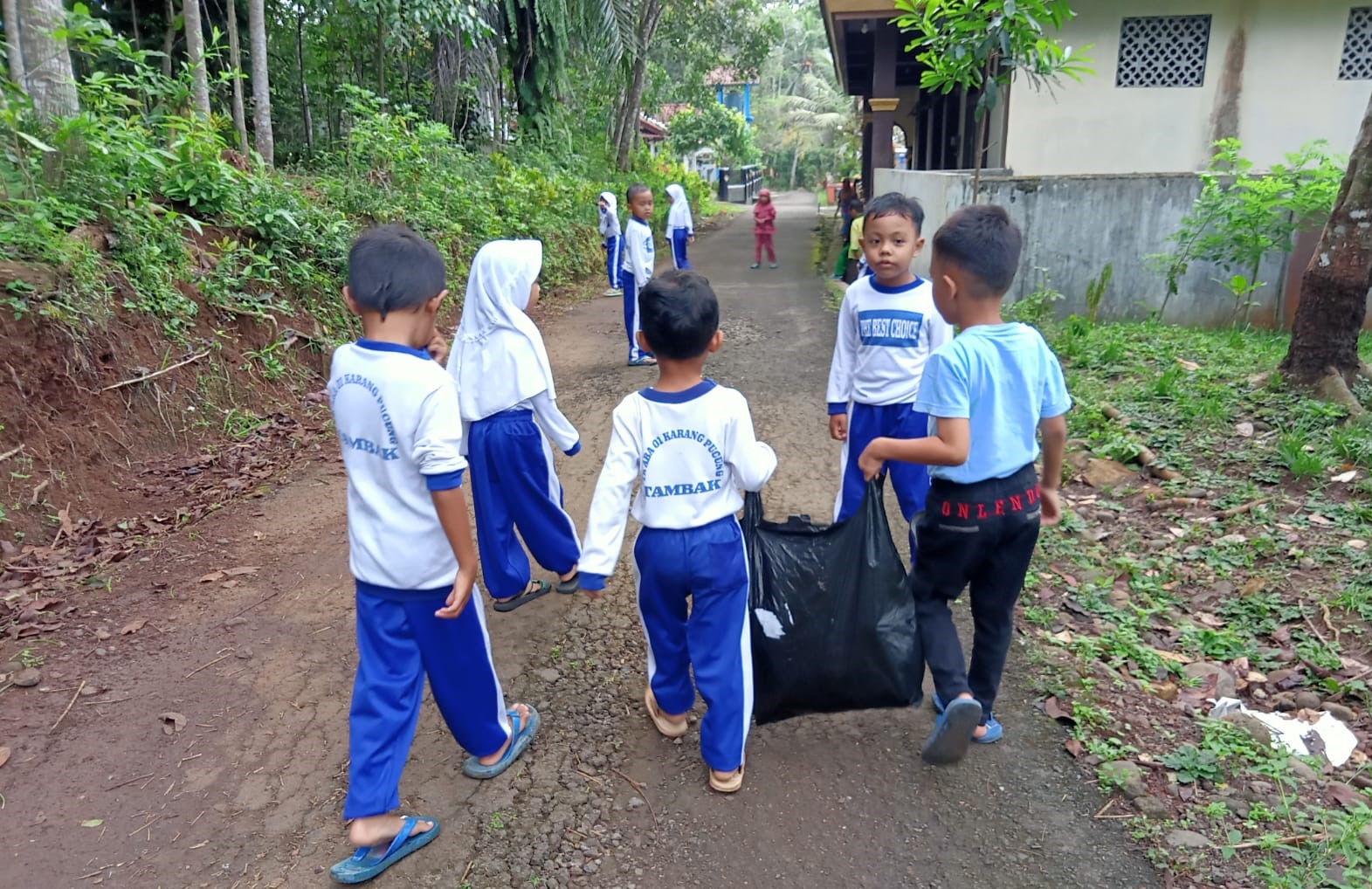 Pentingnya Mengenalkan Kebersihan Lingkungan Pada Anak Usia Dini.