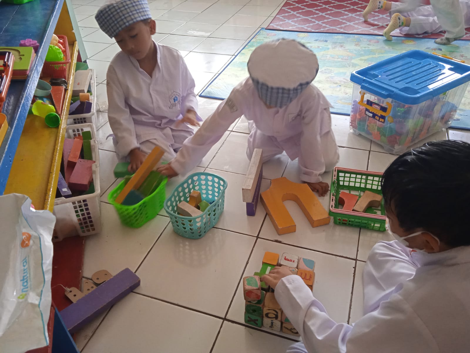 Mengembangkan Kognitif Anak Usia Dini Dengan Permainan Edukatif Balok.