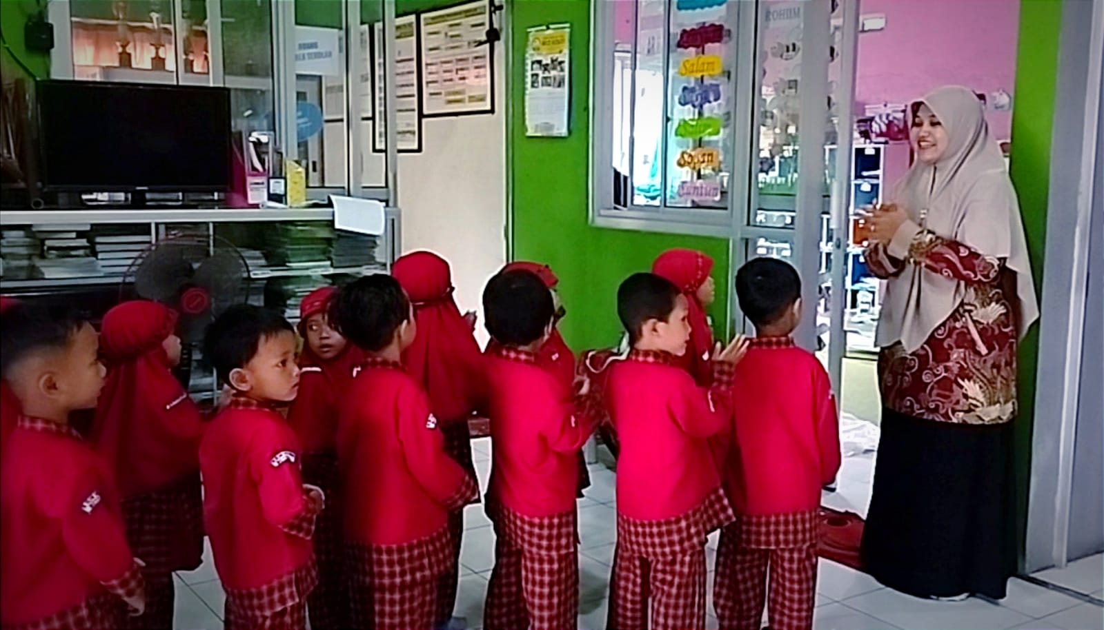 Pentingnya Pembiasaan Antri Pada Anak Usia Dini Untuk Melatih Kedisiplinan.