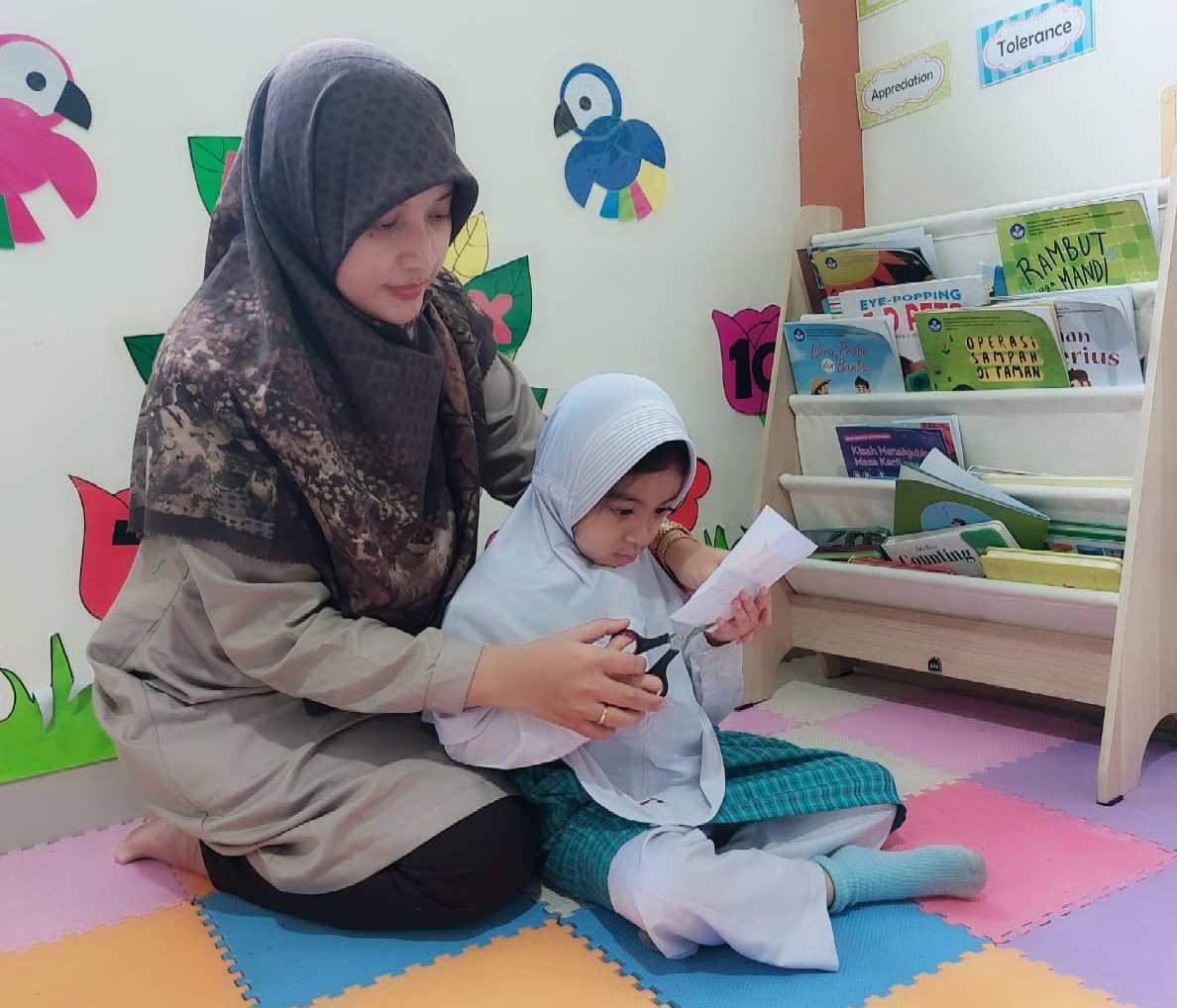 Meningkatkan Motorik Halus Anak Melalui Kegiatan Menggunting Pada Anak ...