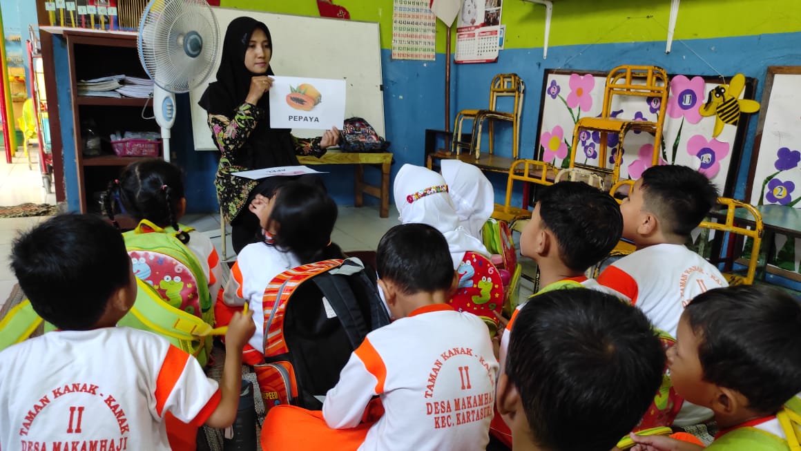 Meningkatkan Kemampuan Pra Membaca Dan Menulis Melalui Media Gambar Buah.