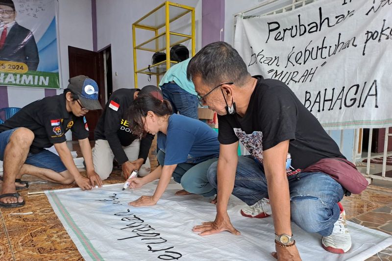 Relawan Mileanies Manfaatkan Karung Bekas Buat Spanduk Capres