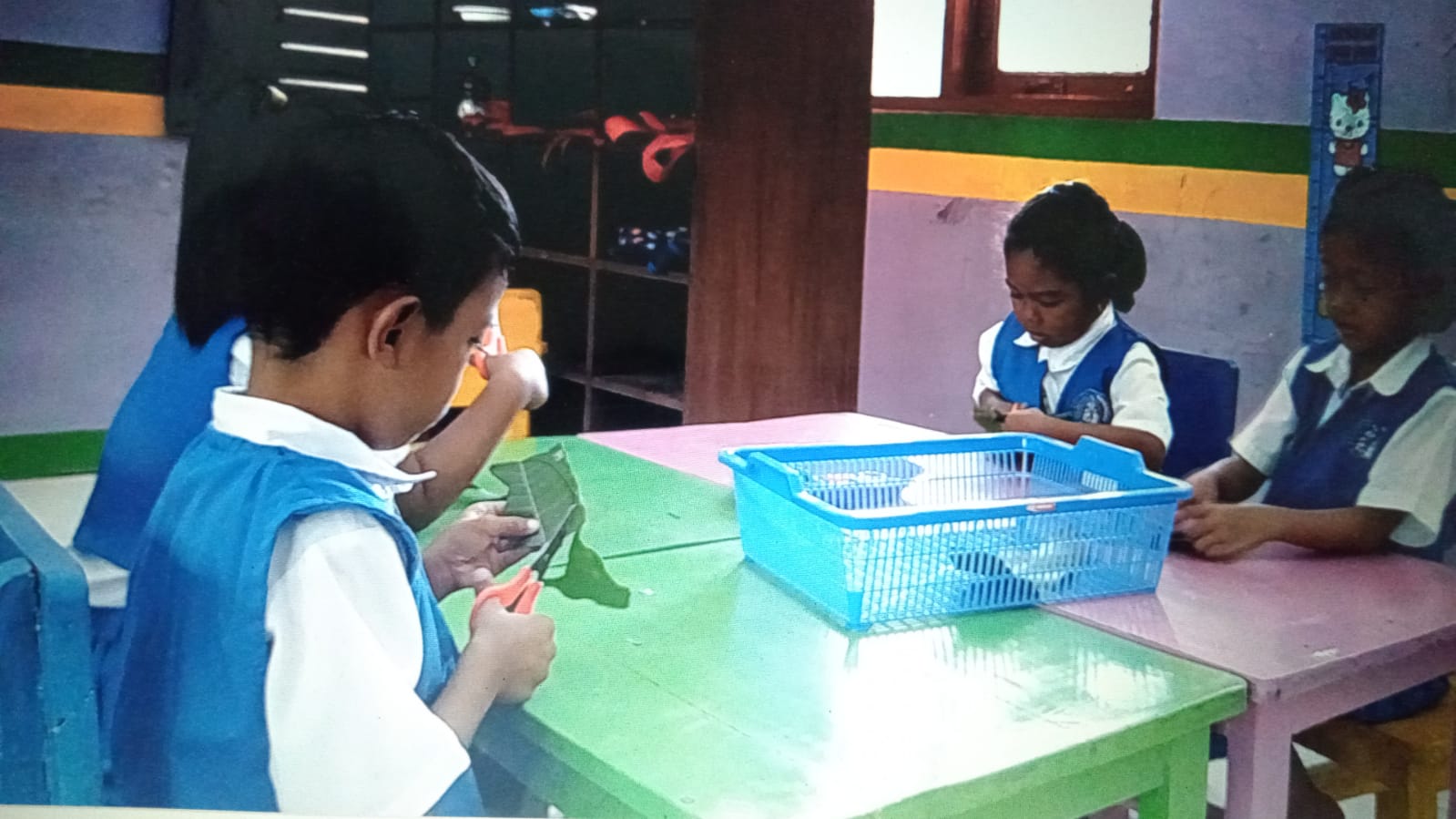 Meningkatkan Kemampuan Motorik Halus Anak Dalam Menggunting Pola Pada ...